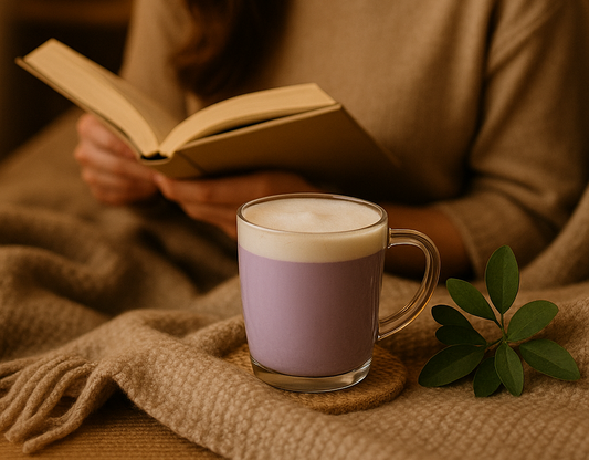 Les rituels bien-être d’automne : se recentrer avec une tasse de matcha ou d’ube 🍂